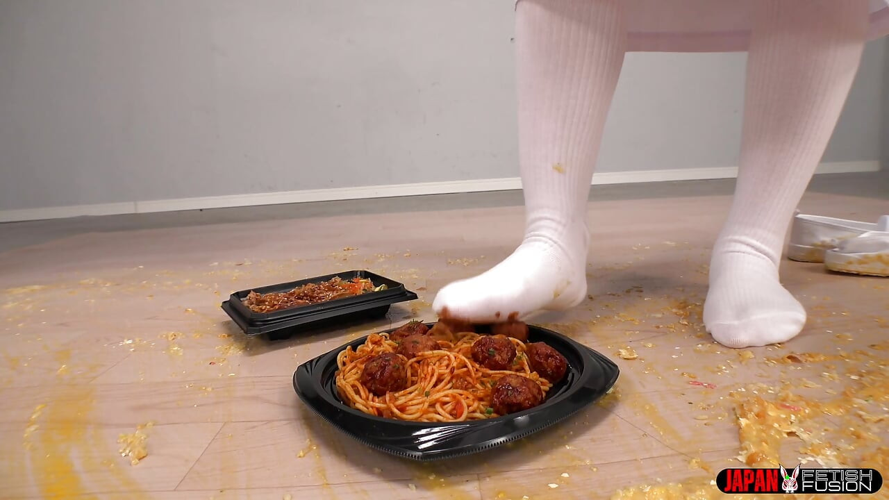 Χάος σχολικού γεύματος - Misaki Okina's Playful Food Crush