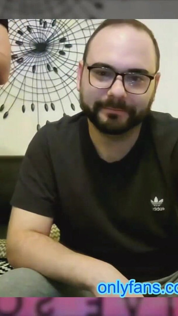 Zadivljujući trenutak iz "4-satnog prijenosa uživo s mojim znatiželjnim hetero najboljim prijateljem (najava)"