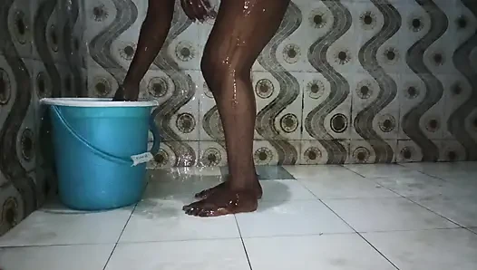 Indian tamil hot wife saranya bath show
