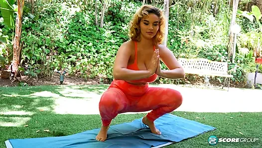 Latina teen Crystal Chase gives her hairy pussy a workout