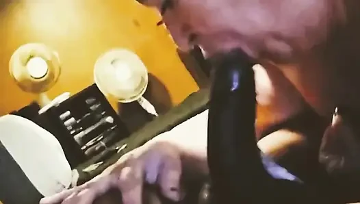 Bir üniversite öğretmeni sikimi emiyor ve tüm dölünü yutuyor