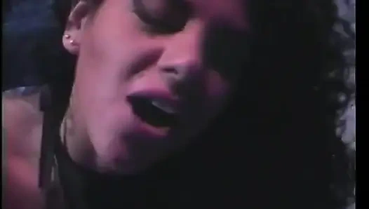 Cewek rambut keriting ini lagi sange berat di penjara!