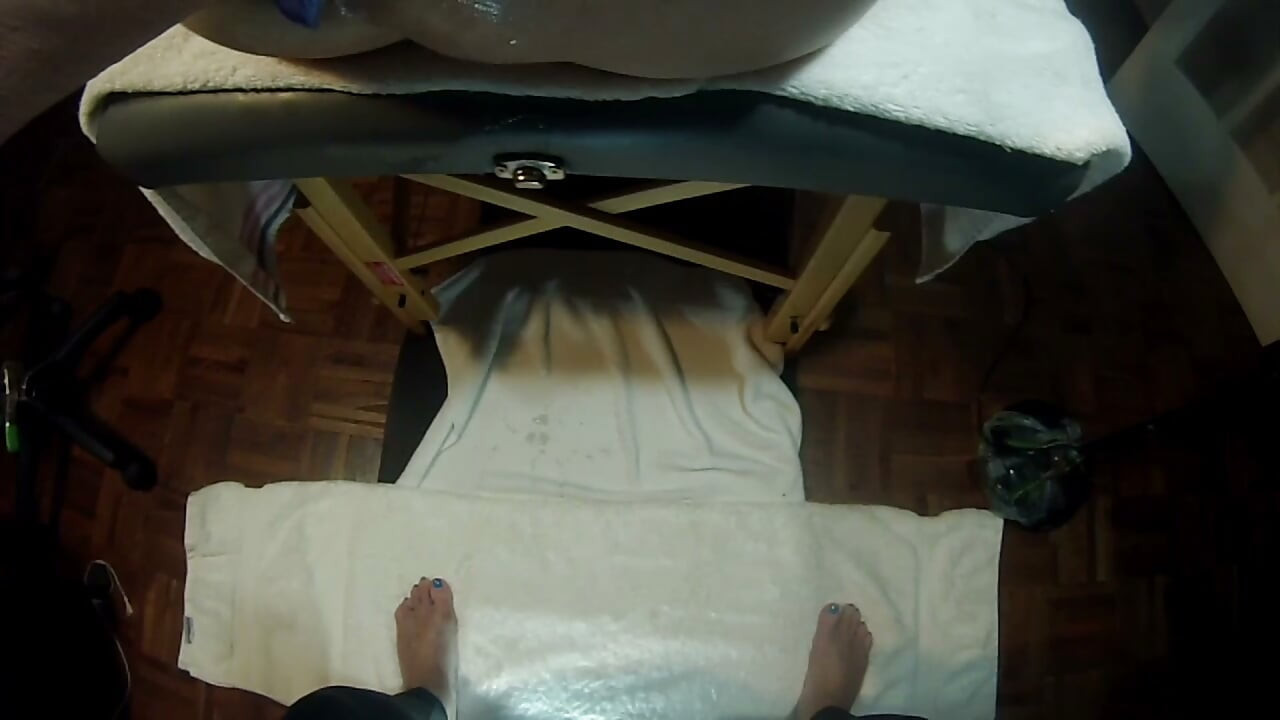 SUBMISSIVE HUSBAND-Hun instruerer sin cuckold til at tage den helt ind til roden!