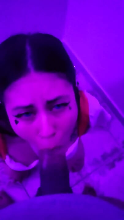 美しい女子高生のダーリードールが美味しいディープスロートフェラチオと、口の中にべちゃべりな精液を送る!