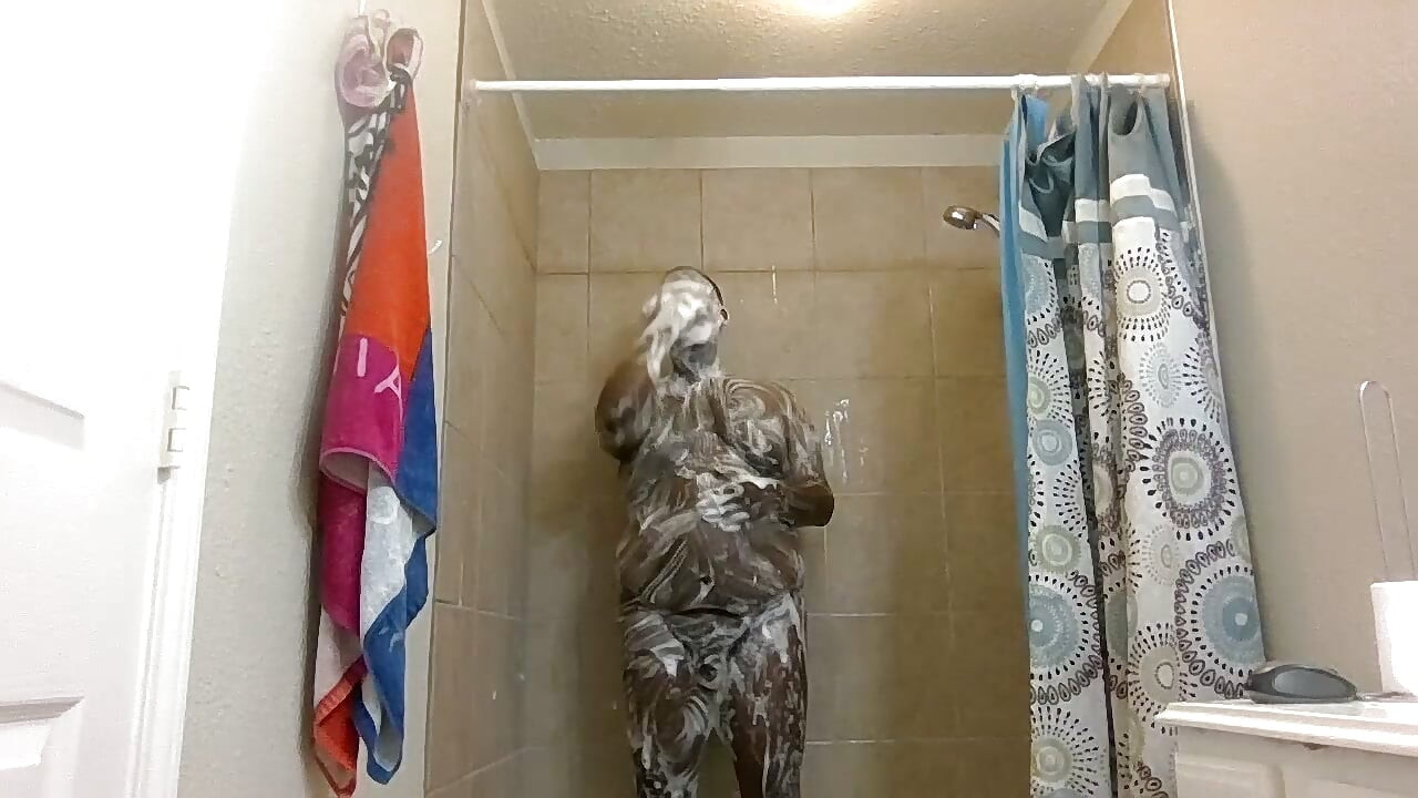 Gün ortası seksi sabunlu duş