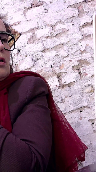 Porno-verslaafde secretaresse geneukt op kantoor