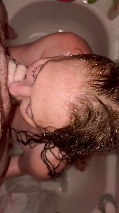 Istri hot rambut merah nyepong kontol di kamar mandi tapi