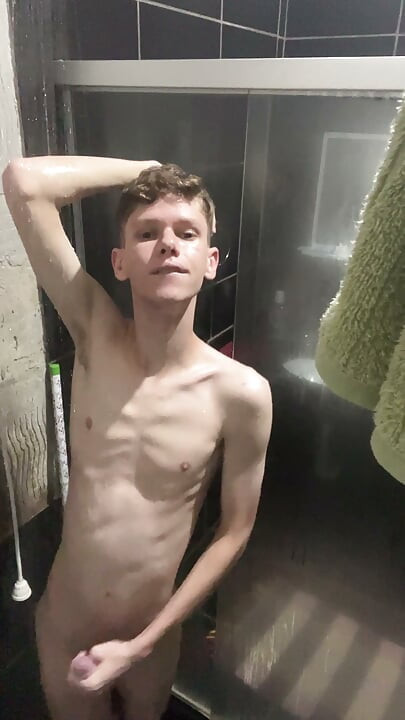 Un twink mostrando su cuerpo y desnudo en la ducha