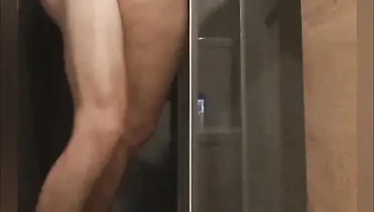 19-летняя студентка получает душ от Cannon Full и дает ей многократные оргазмы!