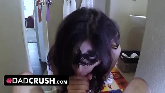 DadCrush ist ein süßes schätzchen, das holloween feiert, indem sie ihre enge möse von einem großen schwanz hart gepflügt bekommt