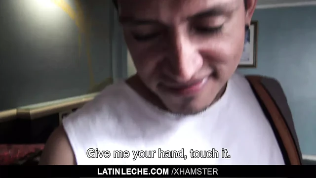 Latinleche - симпатичного латинского ебаря убеждают сосать необрезанный кок