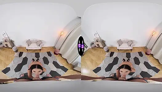 Чувак долбит Milena Ray после того, как заметил ее голую киску - TmwVRnet