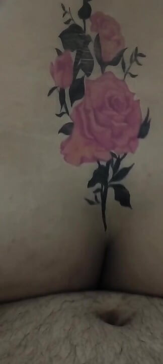 Indisk fru med falsk tatuering het mamma