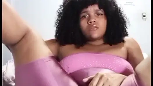 Pantat montok gemetar dan memek berbulu muncrat