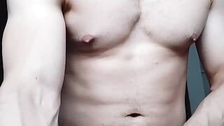 Sexy fitness chlap striptýz a masturbuje