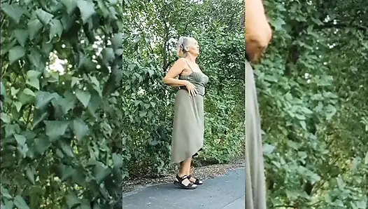 Reife Oma Kommt Im Freien