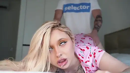 Nika ngajarin abang tirinya yang masih perawan cara ngentot yang benar