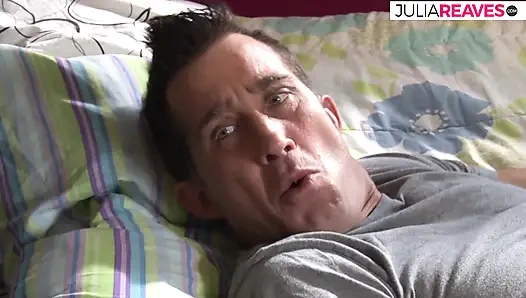 Милфа с глубокой глоткой - шлюшка изменяет своему мужу