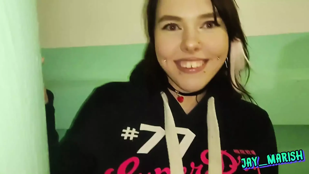 漂亮的女人在她的男朋友在车里吮吸