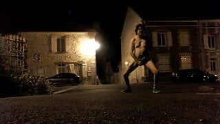 Totalmente desnuda, caminando y masturbándose en las calles de noche