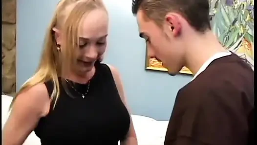 Uzun saçlı sarışın bebek eğiliyor ve ıslak amını domaltarak siktiriyor