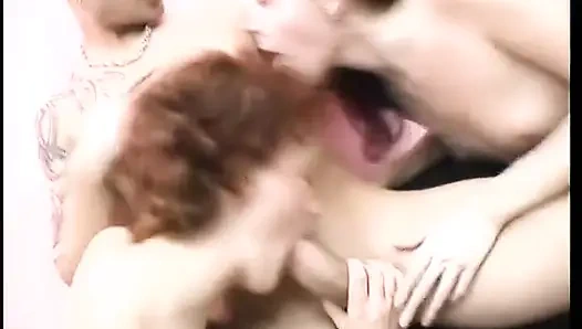 Cowok beruntung dipuasin sama dua pelacur sange