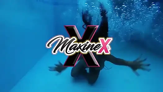 Asyalı orta yaşlı seksi kadın maxine x'e oğlan oyuncağı hizmet ediyor