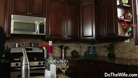 Sarışın ev hanımı Zoey Carolina eş değiştirenler için şov yapıyor