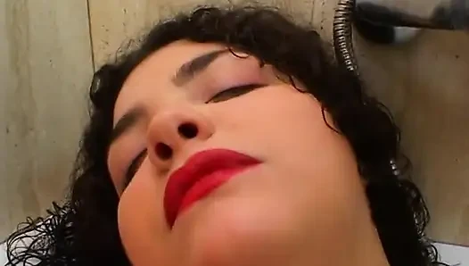 Esmer kadın banyoda mastürbasyon yapıyor