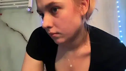 Jucielussie трахает пальцами тугую анал и розовую киску