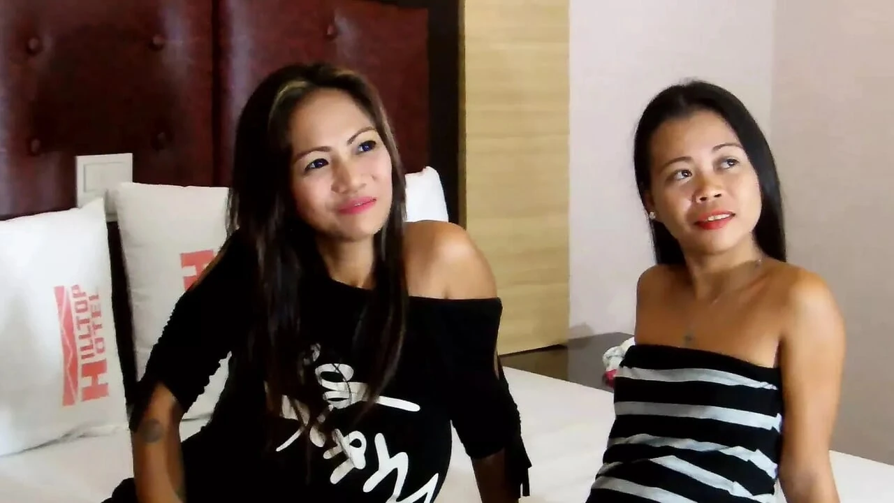 Trikepatrol - twee sexy pinay -meisjes delen de gelukkige pik van een vooruitziende persoon