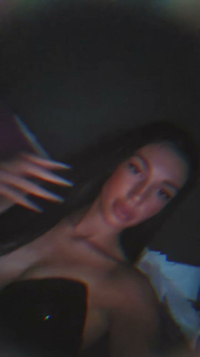 The first 20 people to subscribe receive three free hot photos and a video at a 75% discount.