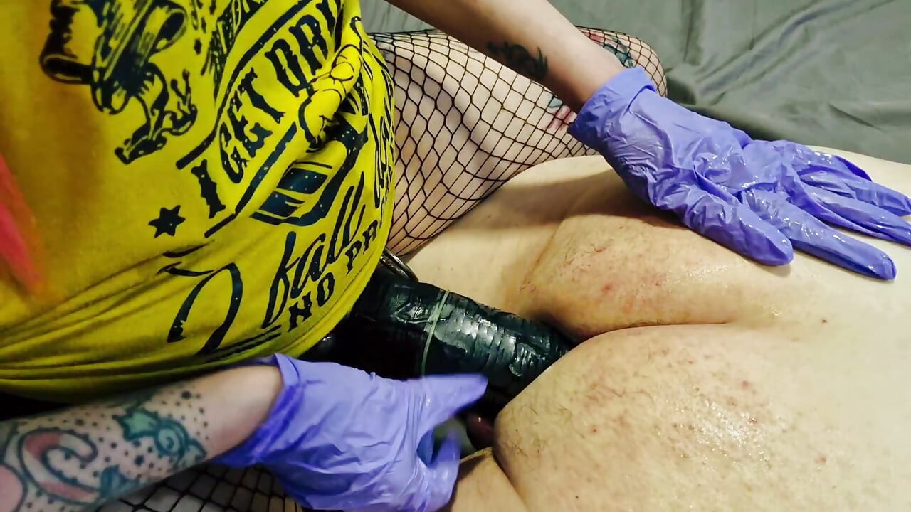 Hot vacation with Dominatrix Nika. Put a condom on the strap-on and lie down! The slave pegged with a large strap-on.