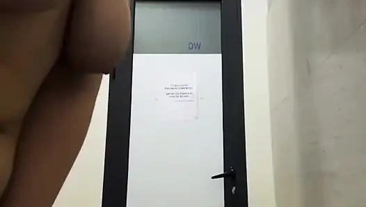 Halkın içinde çifte penetrasyon. Aşırı halka açık sikiş