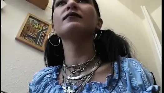 Gadis imut diminta untuk menunjukkan tubuhnya dan dia mematuhinya