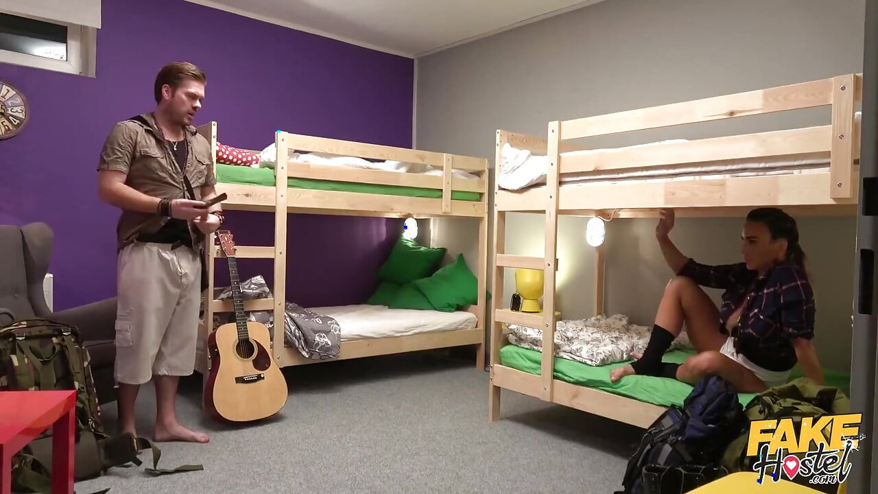 Fake hostel - backpacker aubrey black mit dicken titten erwischt ryan in einer lüge und hüpft ihren schönen arsch auf seinem harten schwanz