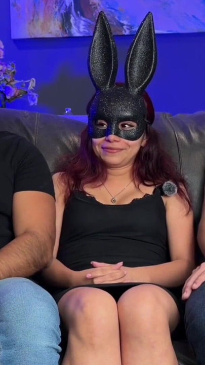 Petite de 19 anos faz seu primeiro trio com um homem de 33 anos e um jovem de 24 | Clipe 1