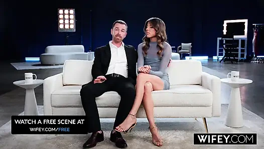 Женушка сногсшибательная подтянутая хотвайф Jessie растягивается большим черным членом перед муженьком