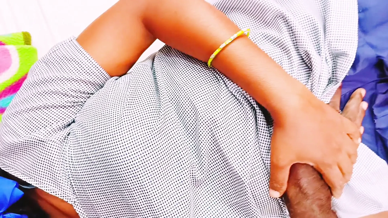 印度女大学生第一次操邻居继叔泰卢固肮脏的谈话.