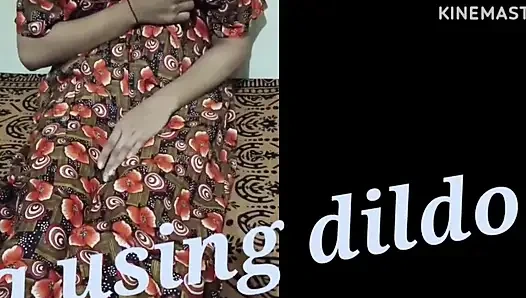 Meena lagi asik muasin memeknya pakai dildo sampai muasin memeknya habis-habisan