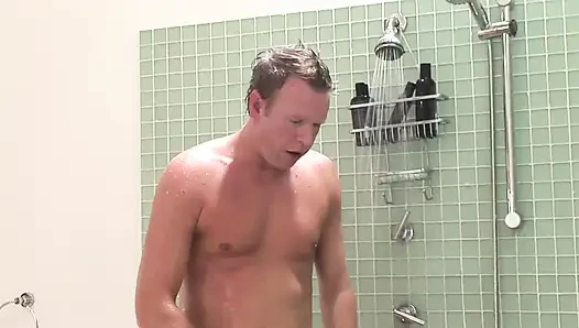 Тройничок с сексом в душе