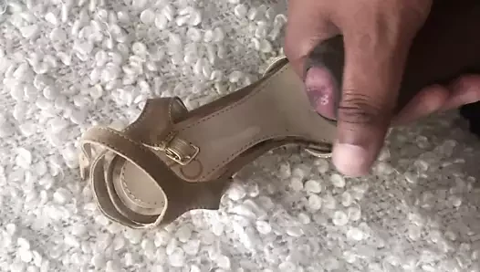 Cum üzerinde eski eş topuklu
