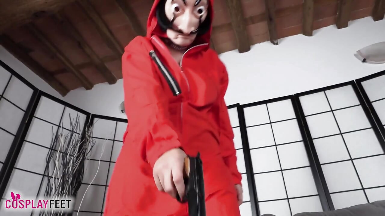 Ένα μωρό με τατουάζ και μεγάλα βυζιά ποζάρει τα όμορφα πόδια της στον καναπέ