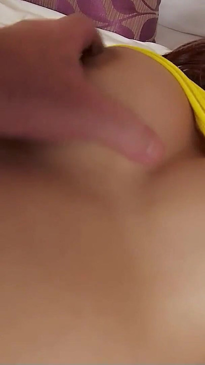 Zwei thailändische teen-schlampen heben lesbischen sex ab und handjob für alten deutschen Touristen in Thailand | Clip 1