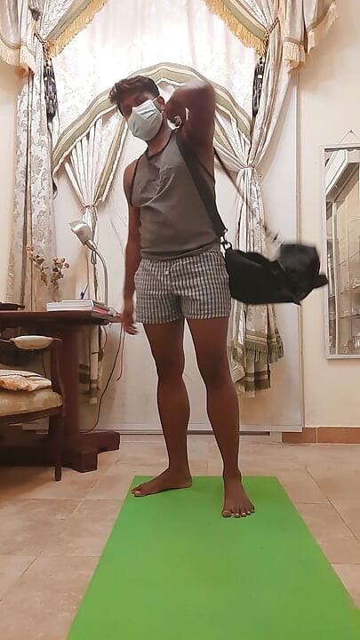 Gym seksi pria gay di rumah dengan celana dalam thong.
