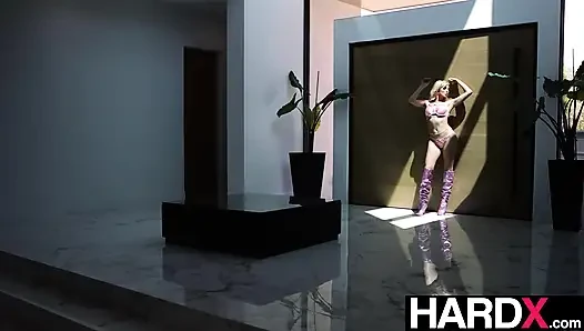 HARDX - хардкорную киску крошки-блондинки отдолбил массивный член