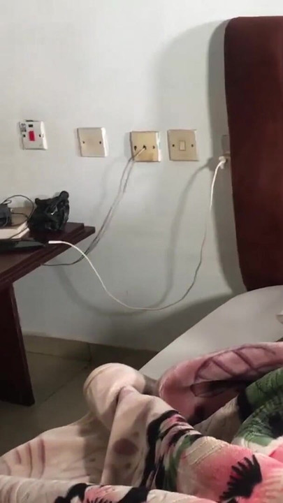 Detik menakjubkan dari "pembersih di hotel saya mengambil batang saya ke dalam pepeknya dan bermain-main dengannya"