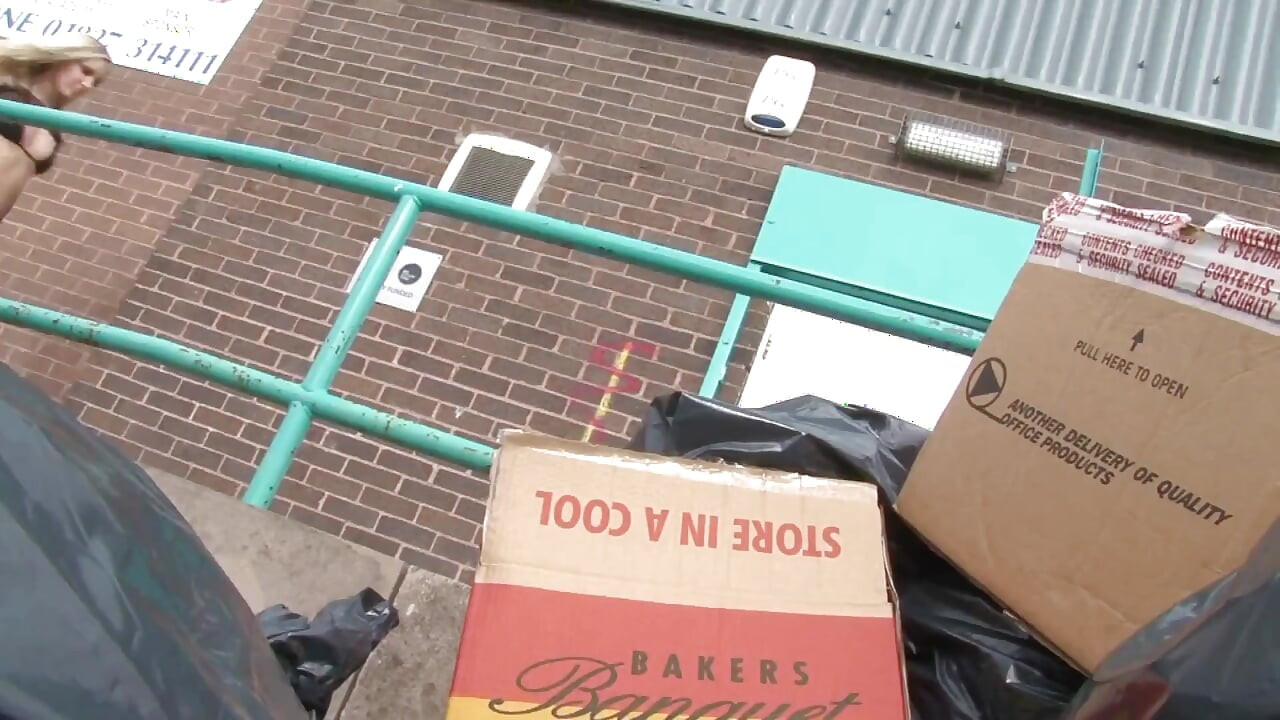 Blond milf får alla sina hål knullade hårt av en grupp vilda män under boxning