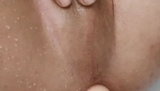 Je joue seul sous la douche anal gay fuckmachine gros plan