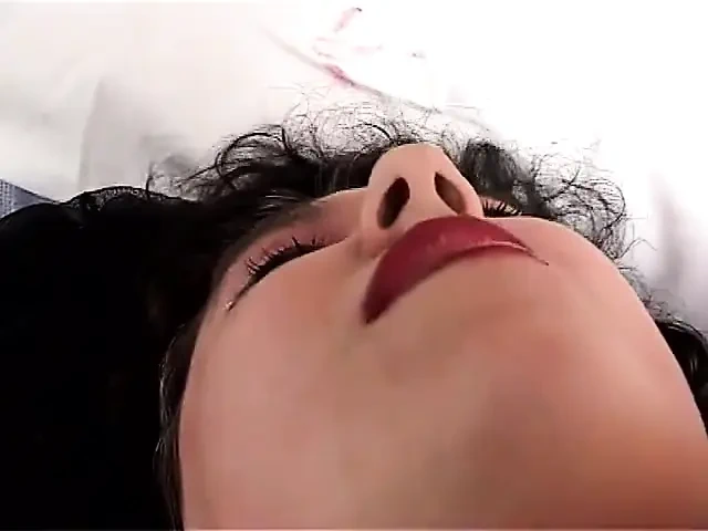 矮胖的黑发女郎享受单人性爱